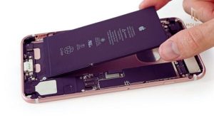 thay pin iphone ngoai tiem 1