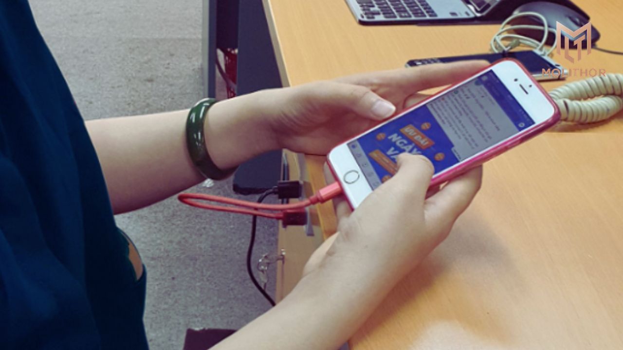 Trường hợp nào vừa sạc vừa dùng iPhone không quá nguy hiểm?